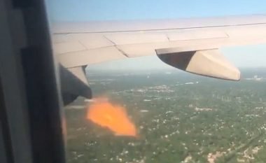 Pasagjerët e tmerruar filmojnë motorin e aeroplanit të kapluar nga flaka derisa ishte duke fluturuar (Video)