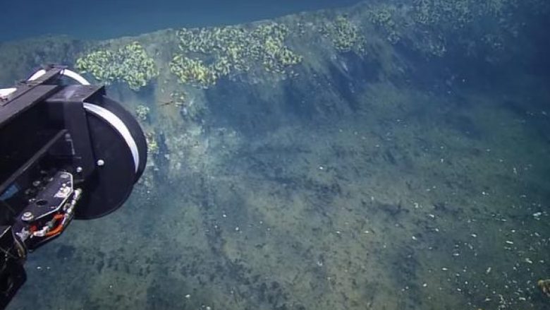 “Xhakuzi i vdekjes”: Kush futet në këtë liqen misterioz nuk del i gjallë (Video)