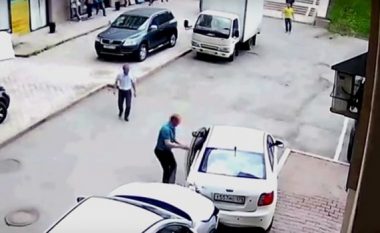 Parkimi më i keq që ndonjëherë keni parë: Në vend se të shtyp frenin, hapi bagazhin dhe filloi çmenduria (Video)