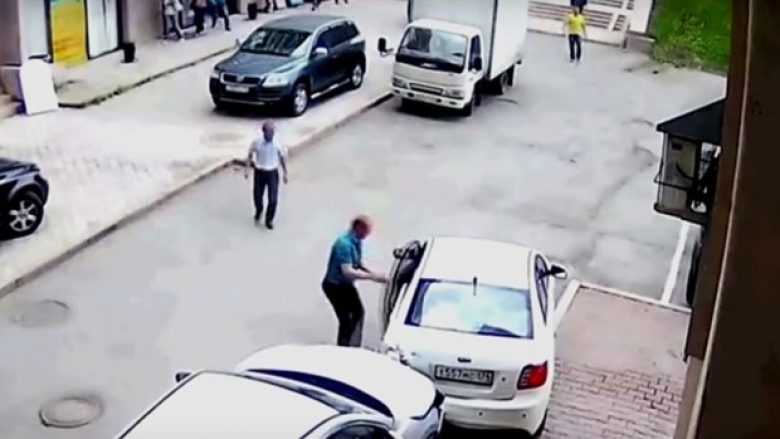 Parkimi më i keq që ndonjëherë keni parë: Në vend se të shtyp frenin, hapi bagazhin dhe filloi çmenduria (Video)