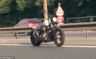 Pamjet që po çuditin të gjithë, motoçikleta lëviz me shpejtësi të madhe në autostradë – por pa shofer (Video)