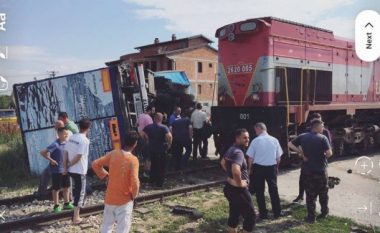 Treni godet kamionin në Fushë Kosovë