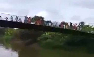 Familja 32 anëtarëshe përfundon në ujë pasi shembet ura – momentet e tmerrshme filmohen (Video)