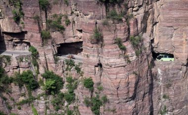 Kinezët që thyen izolimin shekullor: Tuneli i gjatë që e hapën 13 fshatarë, veç me çekanë e daltë (Video)