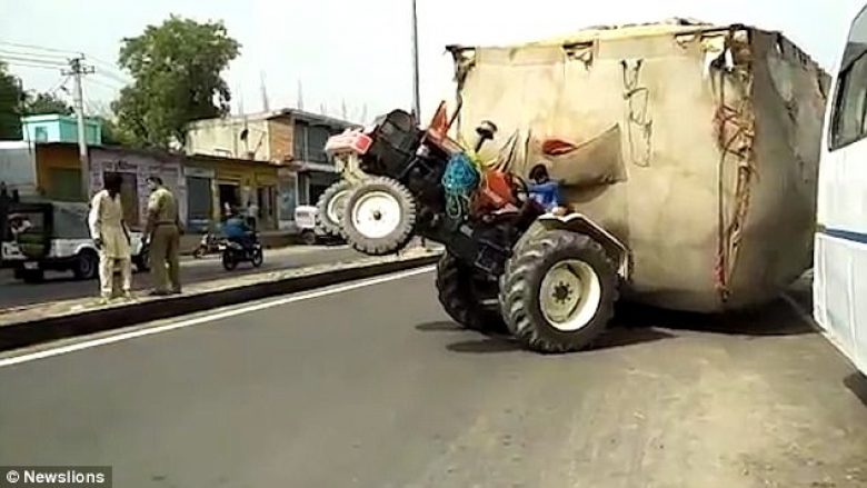 Kjo është arsyeja pse kurrë nuk duhet të mbingarkohet rimorkioja e traktorit (Video)