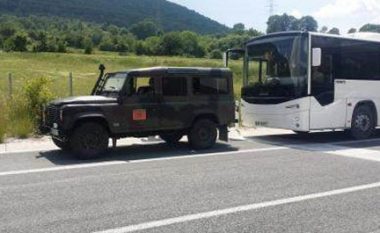 Bllokohet autokolona e ushtarëve shqiptarë në Greqi