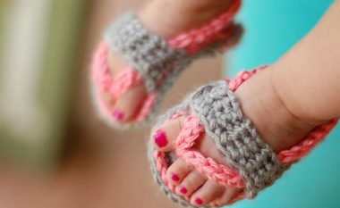 Si t’i thurni me grep për beben tuaj këto sandale tejet të lezetshme (Video)