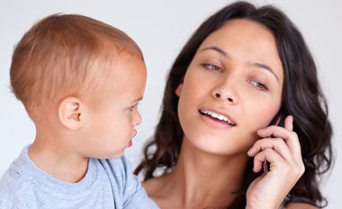 Varësia e prindërve nga celularët e mençur, ndërlidhet me sjellje të keqe të fëmijëve