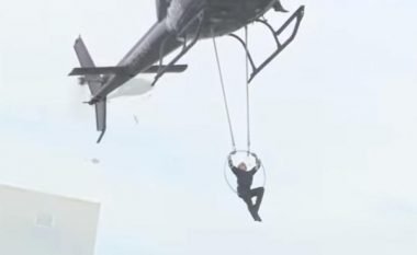 Qëndroi e varur në 91 metra lartësi mbi ujëvarën e Niagarës, duke u mbajtur vetëm me dhëmbë në një litar të lidhur në helikopter (Video)