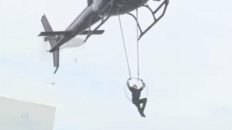 Qëndroi e varur në 91 metra lartësi mbi ujëvarën e Niagarës, duke u mbajtur vetëm me dhëmbë në një litar të lidhur në helikopter (Video)