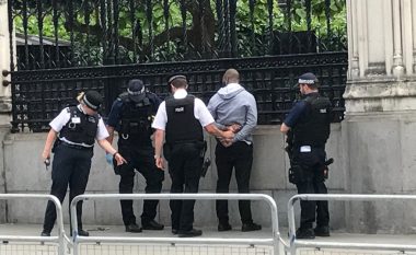 Sërish panik në Londër, bllokohet Parlamenti britanik – arrestohet një burrë me thikë