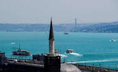 Ndryshon ngjyra e Bosforit, alarmohen banorët e Stambollit! (Foto)