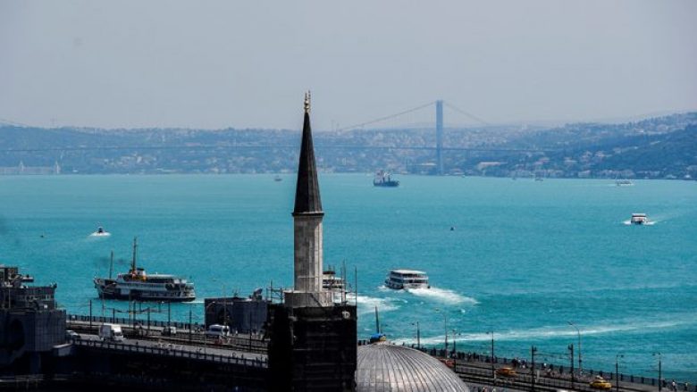 Ndryshon ngjyra e Bosforit, alarmohen banorët e Stambollit! (Foto)