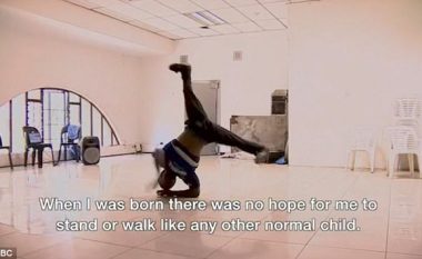 Mjekët i kishin thënë se kurrë nuk do të mund të ecë si fëmijët tjerë, sot është trajner dhe valltar i njohur i “breakdance” (Video)