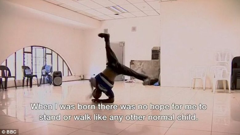 Mjekët i kishin thënë se kurrë nuk do të mund të ecë si fëmijët tjerë, sot është trajner dhe valltar i njohur i “breakdance” (Video)