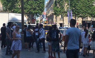 Paris, policia rrethon “Champs Elysees” (Foto)