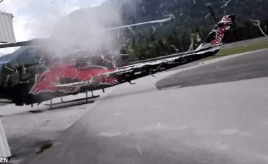 Derisa aterronte në pistë, helika e helikopterit përplaset me objektin e aeroportit-pamjet rrëqethëse publikohen (Video)