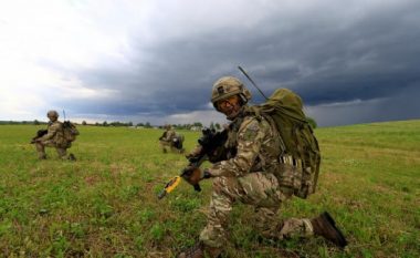 NATO tregon muskujt pranë kufirit rus (Foto)