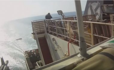 Tentuan ta plaçkitin anijen gjigante me mallra, u penduan keq piratët somalezë kur para tyre u shfaqen burra të armatosur deri në dhëmbë (Video)