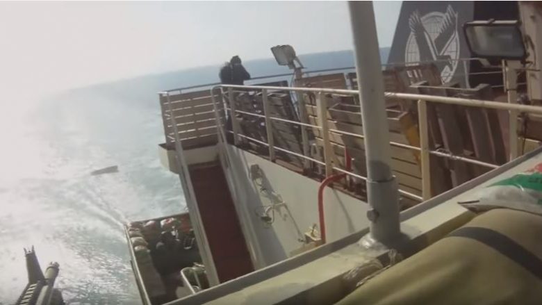 Tentuan ta plaçkitin anijen gjigante me mallra, u penduan keq piratët somalezë kur para tyre u shfaqen burra të armatosur deri në dhëmbë (Video)