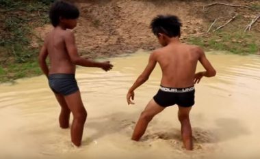 Duke luajtur në ujërat e turbullta gjejnë pitonin dy herë më të madh se ata, shikoni çfarë i bënë adoleshentët gjarprit vdekjeprurës (Foto/Video)