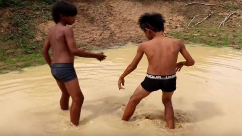 Duke luajtur në ujërat e turbullta gjejnë pitonin dy herë më të madh se ata, shikoni çfarë i bënë adoleshentët gjarprit vdekjeprurës (Foto/Video)