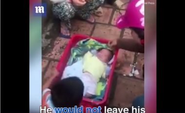 Nëna e pashpirt braktis fëmijët në rrugë , djali i madh gjashtëvjeçar kishte ruajtur beben derisa i kishin gjetur kalimtarët e rastit duke qarë (Video)