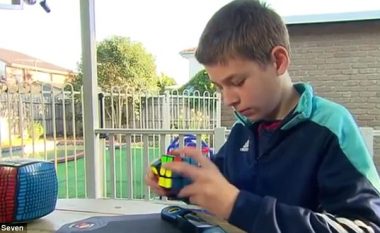 Ky djalosh është i jashtëzakonshëm, për vetëm 13 sekonda ka arritur ta rregulloj kubin e rubikut (Video)