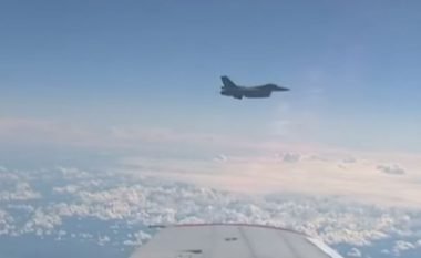 Momenti kur aeroplani luftarak i NATO-s i afrohet shumë aeroplanit, me të cilin po udhëtonte ministri i brendshëm rus (Video)