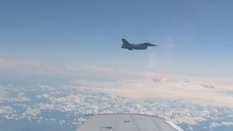 Momenti kur aeroplani luftarak i NATO-s i afrohet shumë aeroplanit, me të cilin po udhëtonte ministri i brendshëm rus (Video)