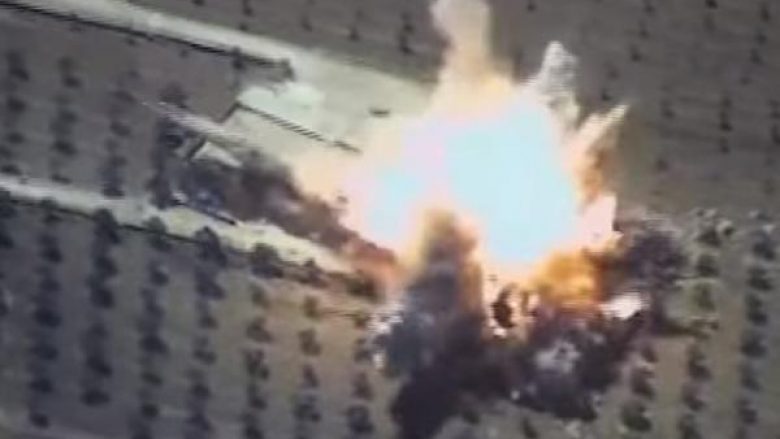 Pas shumë sulmeve ajrore, publikohen pamjet kur qendra komanduese e ISIS-it bëhet shkrumb e hi (Video)