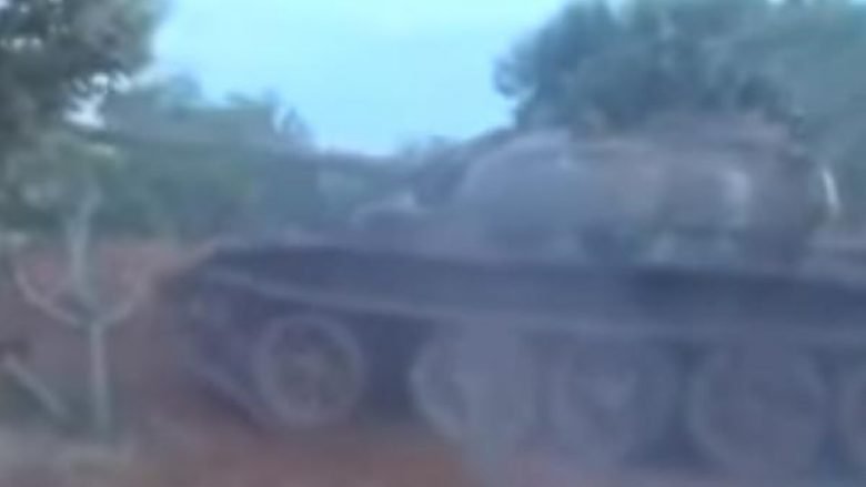 Në vend se të shkrepnin predhën nga tanku, ajo shpërthen brenda mjetit të blinduar dhe vret militantët sirianë (Video, +18)