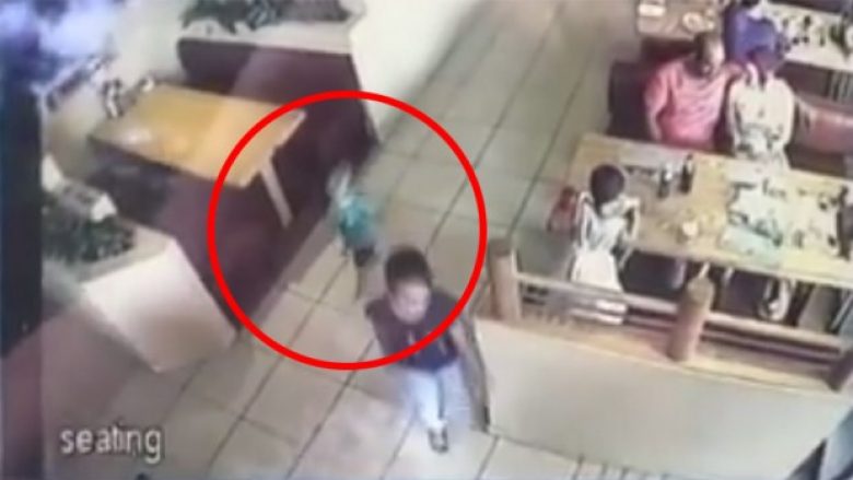 Pamje rrëqethëse: Tentojnë ta rrëmbejnë fëmijën para syve të prindërve, babai i tij reagon shpejt (Video)