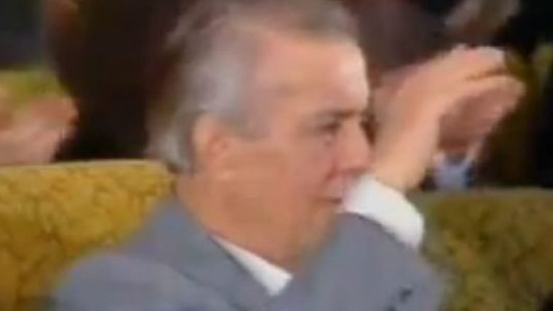 Pamje e rrallë e Enver Hoxhës ku shihet duke qarë nga gëzimi (Video)