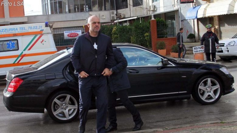 Edi Rama bëhet ‘shofer’ (Foto)