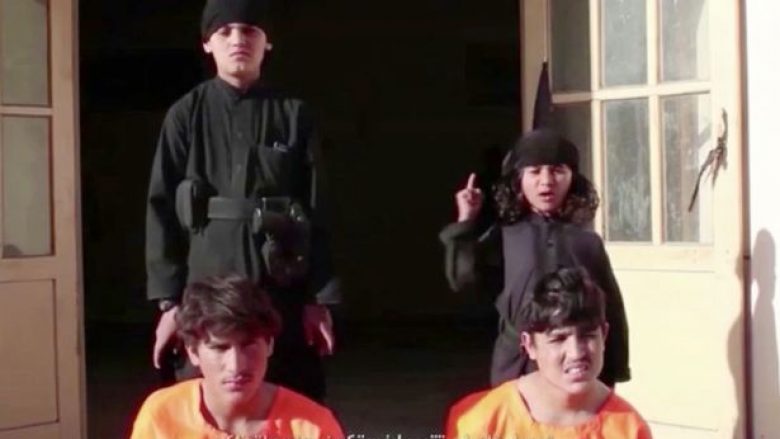 E tmerrshme: ISIS detyron fëmijët të ekzekutojnë të burgosurit, duke i qëlluar me revole në kokë (Video)