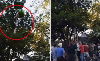 Momenti kur qytetarët shpëtojnë vajzën që bie nga teleferiku nga 8 metra lartësi (Video)