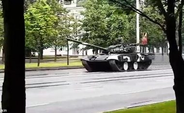 Gjatë ushtrimeve për paradën ushtarake, shoferi i tankut humb kontrollin dhe përplaset – fshin gjithçka që i del përpara (Video)