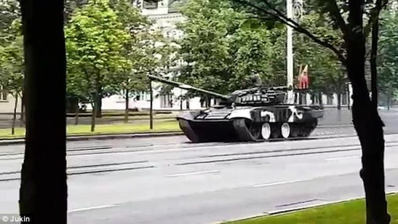 Gjatë ushtrimeve për paradën ushtarake, shoferi i tankut humb kontrollin dhe përplaset – fshin gjithçka që i del përpara (Video)
