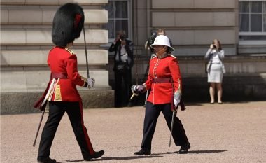 Njihuni me kanadezen 24-vjeçe, e cila është femra e parë që është në krye të gardës që ruan pallatin mbretëror Buckingham (Foto/Video)