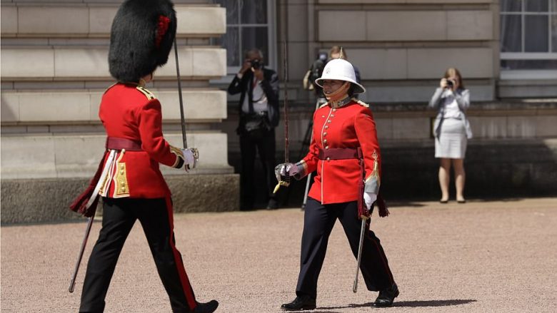 Njihuni me kanadezen 24-vjeçe, e cila është femra e parë që është në krye të gardës që ruan pallatin mbretëror Buckingham (Foto/Video)