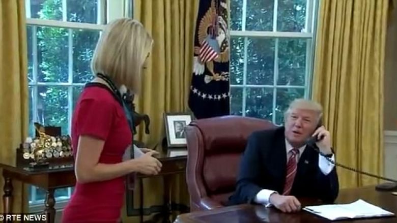 Donald Trump flirton me gazetaren irlandeze para kamerave në Zyrën Ovale (Video)