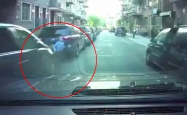 Vetura godet vogëlushin derisa po kalonte rrugën, shpëton mrekullisht pa asnjë gërvishtje më të vogël (Video, +16)