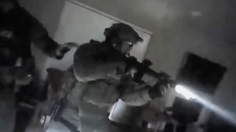 Momenti kur SWAT futet në një shtëpi dhe shpëton trevjeçaren, kurse vrasin babanë e saj që po e mbante peng (Video, +16)