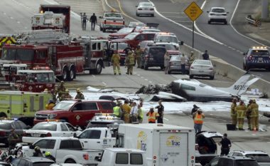 Filmohet momenti rrëqethës, kur një aeroplan rrëzohet në mes të autostradës në Kaliforni dhe shpërthen (Foto/Video)
