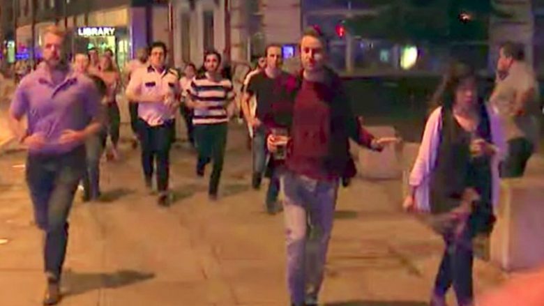 Derisa të gjithë po vraponin për ta shpëtuar kokën në sulmet e Londrës, veprimi i këtij të riu ka habitur gjithë botën (Foto/Video)