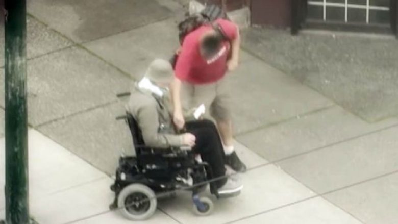I lodhur nga hajnat që plaçkitnin personat me aftësi të kufizuara, polici vendosi të maskohet si i paralizuar në karrocë në një operacion të fshehtë (Video)