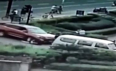Kalimtarët bashkojnë forcat për ta ngritur veturën, që kishte shtypur dy persona dhe kishte futur nën rrota (Video, +18)