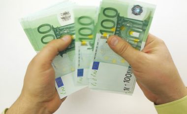 Ministria e Financave iu përgjigjet nëntë pyetjeve më të shpeshta për shtesat prej 100 euro