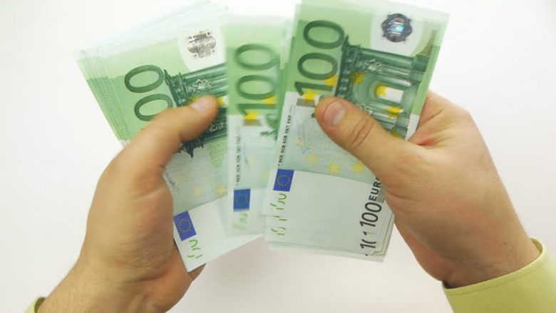 Ministria e Financave iu përgjigjet nëntë pyetjeve më të shpeshta për shtesat prej 100 euro